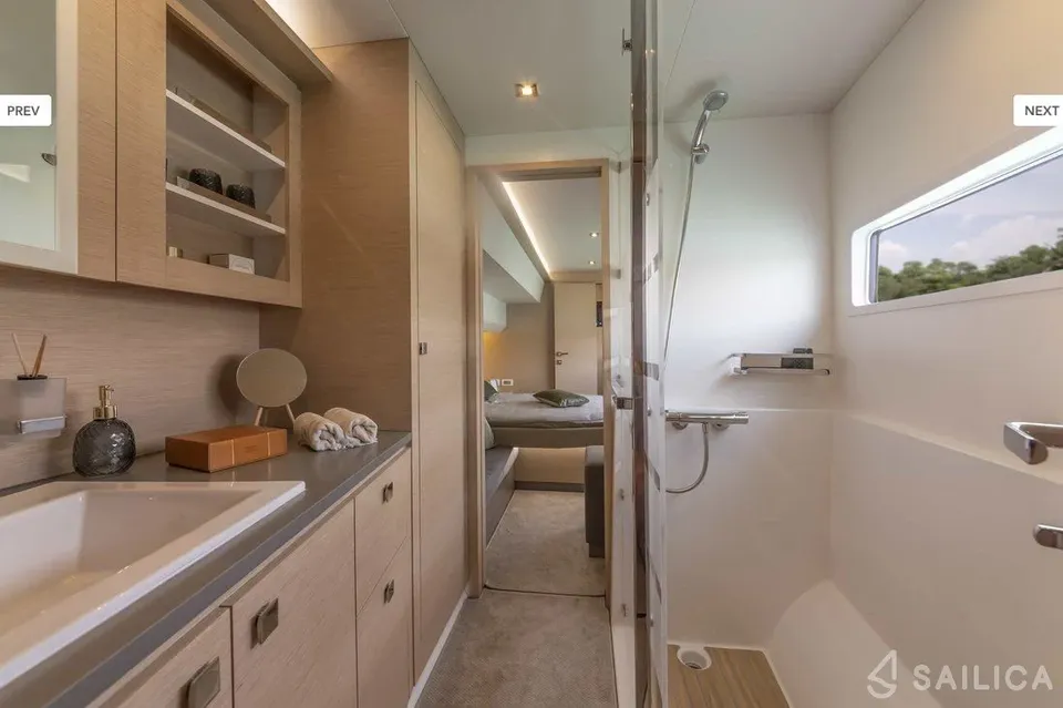 Guest cabin and adjoining bathroom aboard Fasching