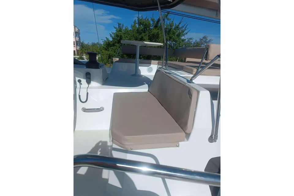 Upper flybridge seating aboard Lunara